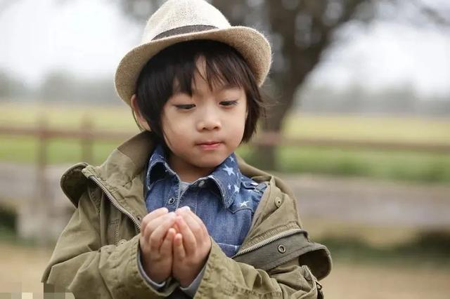 当时的kimi虽然话不是很多,也无法和别的小朋友单独完成任务,还经常哭