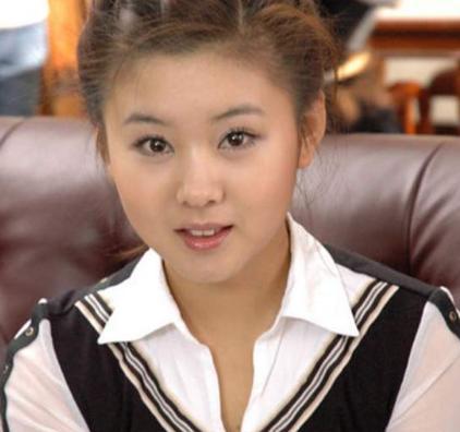 35岁李小萌太萌了身材纤细像学生妹丈夫为她拒拍吻戏