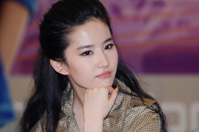 今天所以说拥有美人痣的几个女明星,你一定没看过刘亦菲,原来她这个