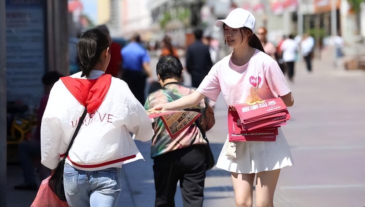 变废为宝：奶奶裁剪超市宣传单给宝宝当认知卡片,省钱又实用