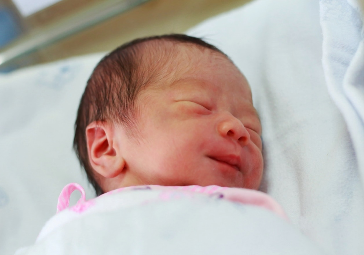 新生儿身上的＂淤青＂,是在产道中被挤压的,还是被医生拍的？