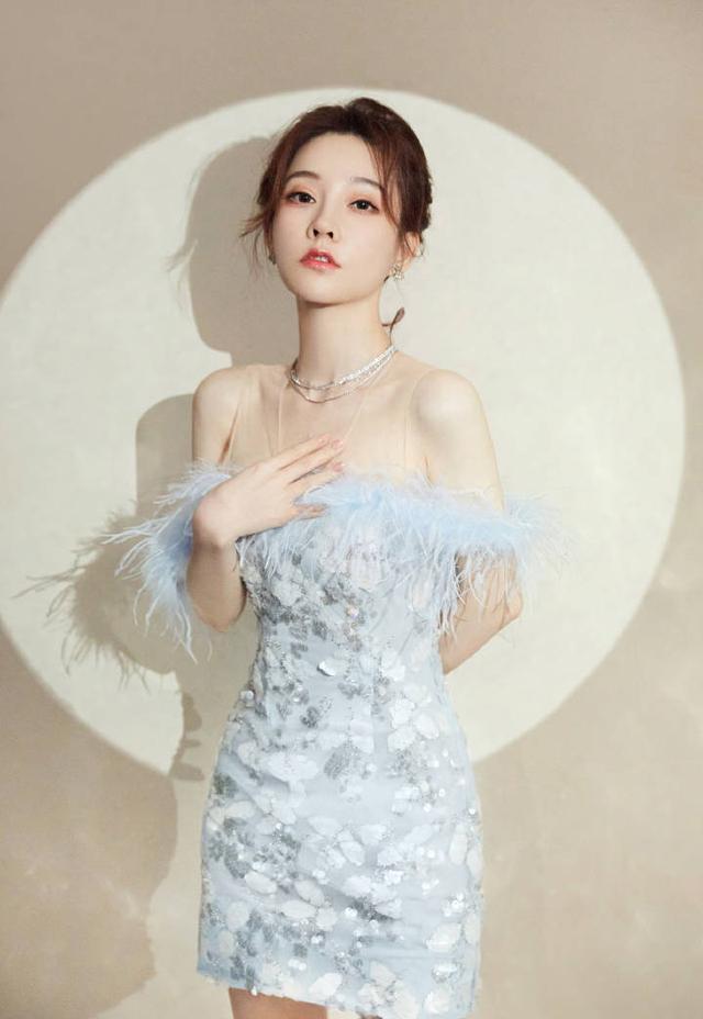 原创冯提莫的礼服搭配知性与妩媚感并存精灵感十足