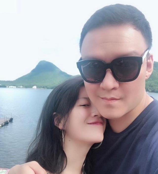 那英徒弟李嘉格生二胎,产后面色红润状态好,与富豪老公儿女双全_车澈