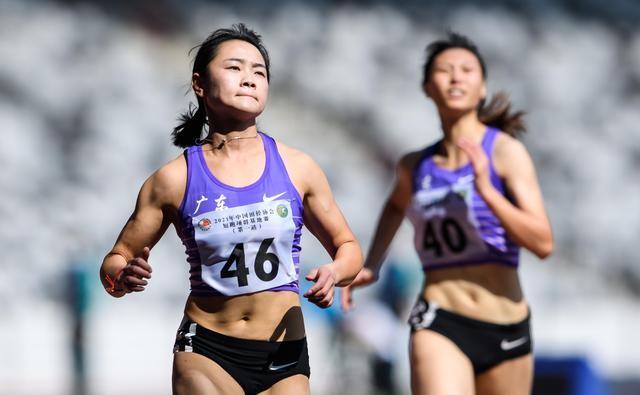 北京时间5月19日,在中国田径武汉邀请赛女子100米比赛中,国家队成员