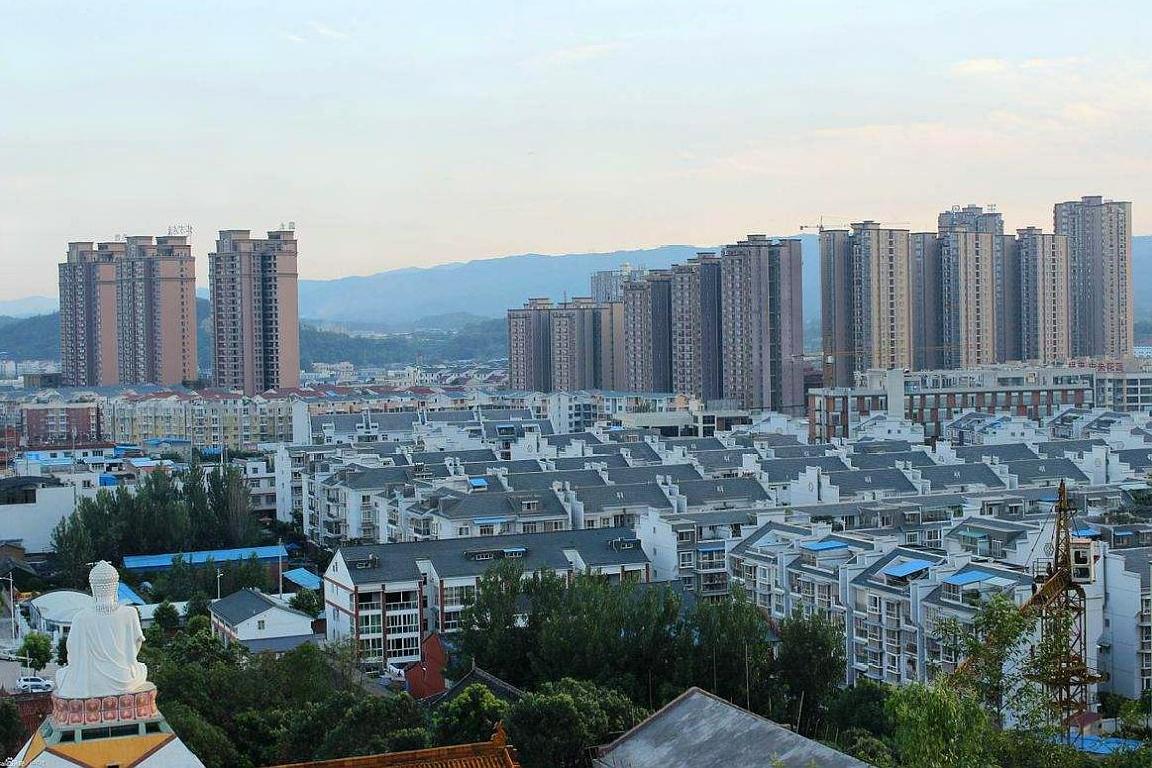 其周边与金堂县,三台县,蓬溪县等县城相连.