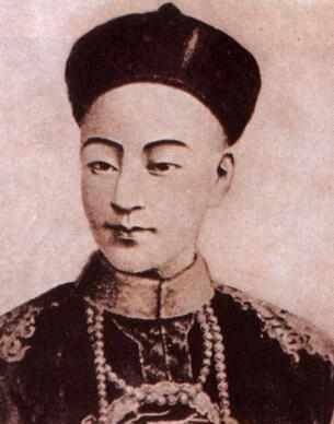 咸丰身后,慈禧的儿子登基,为同治帝,年仅5岁,朝政有顾命大臣理睬,慈禧