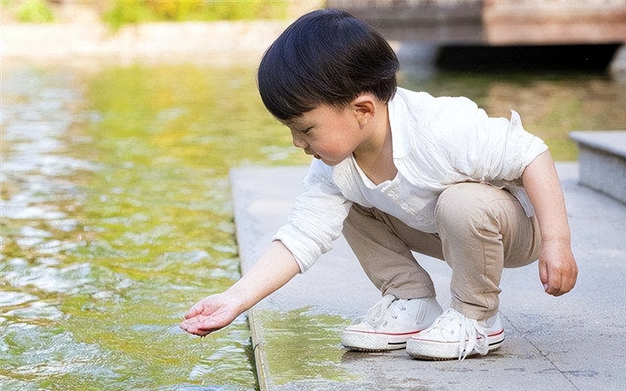 宝宝为什么热衷玩水？儿童心理学家：丰富感知和认知体验