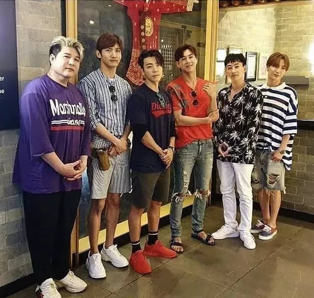 东海晒sj与东方神起合影,对镜比"耶"依旧青春飞扬_junior_super_组合