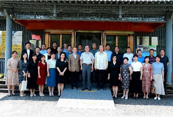 白晓莉主持,西安市羊文化博物馆馆长张群,西安市教育学会副会长寇忠虎