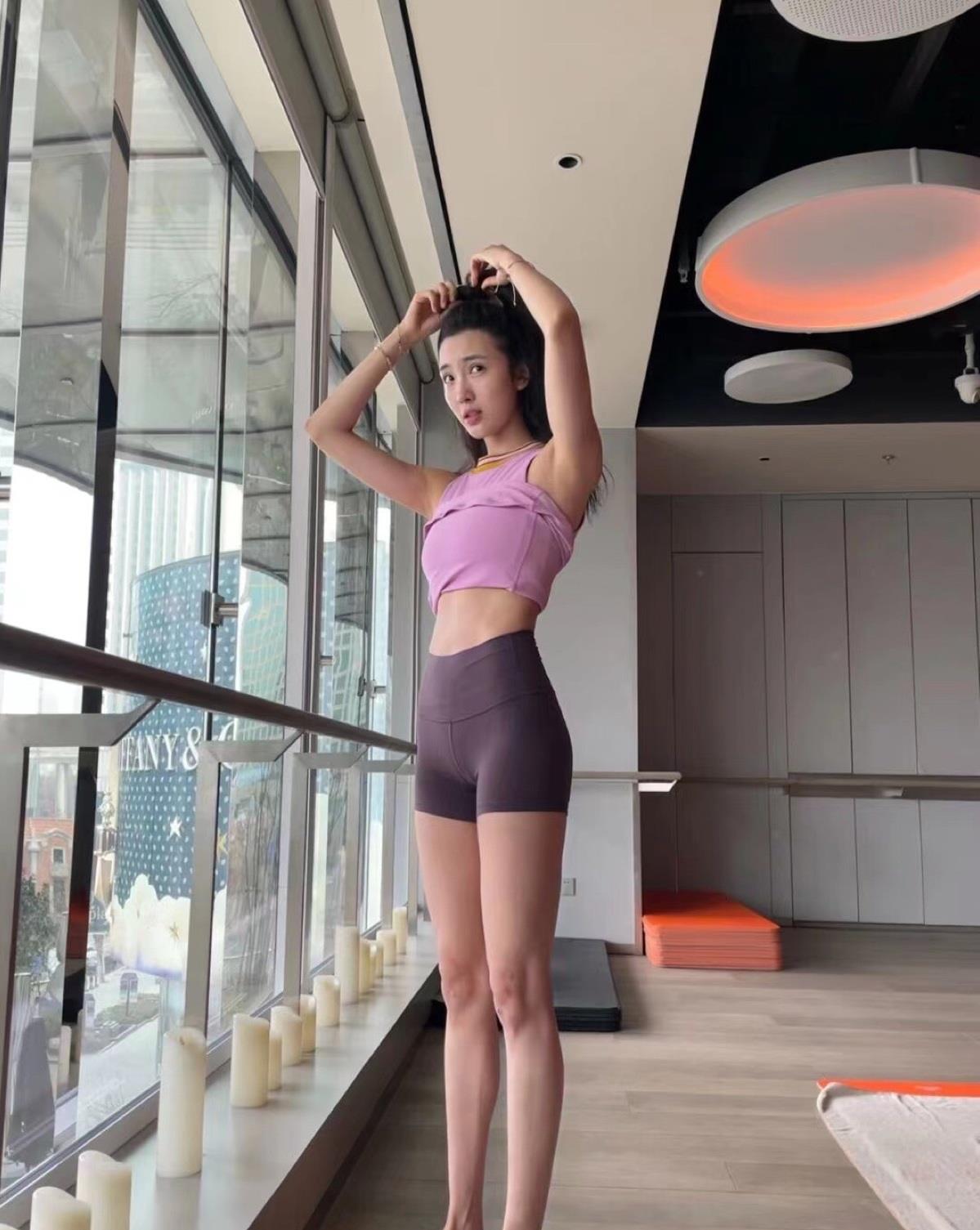 原创青春女神王紫璇被晒穿不同健身服突显黄金比例身材和美丽长腿