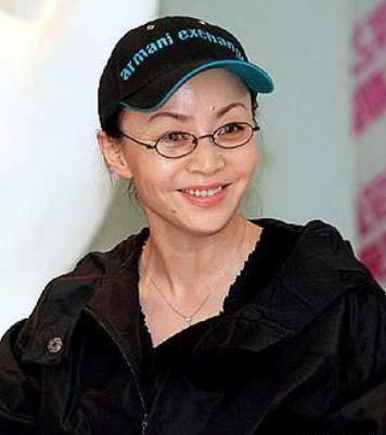 宋丹丹年轻时长什么样?天使面孔魔鬼身材,怪不得敢说杨紫不漂亮_女明