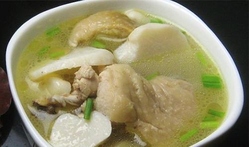 【香芋鸡汤】食材:土鸡半只,芋头100克,枸杞子10粒,植物油,姜片,葱段