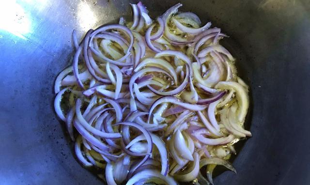 制作步骤:1.熬洋葱油:半个洋葱切成细丝状,越细熬制速度越快.