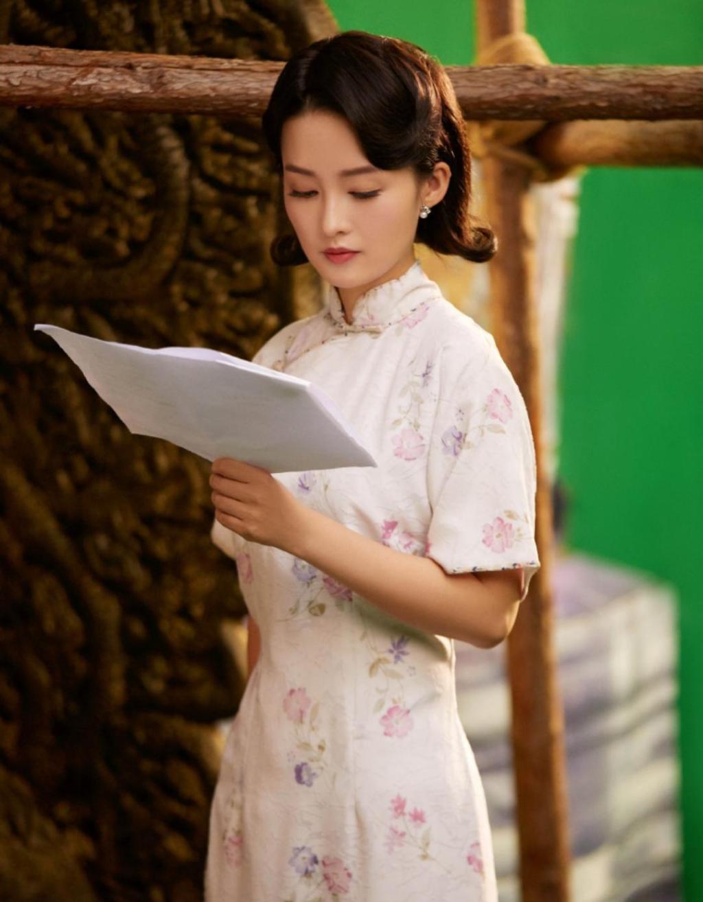 李沁版"民国美人"林徽因,碎花旗袍气质十足,长腿高腰身材完美_造型