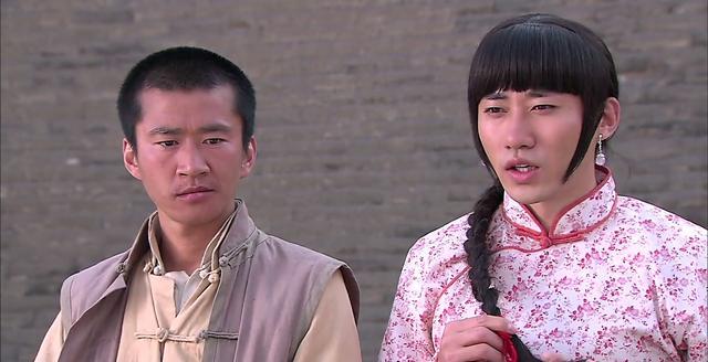 在家喻户晓的《抗日奇侠》中,李嘉明饰演了"神风特遣队"鬼魂铁柱,善用