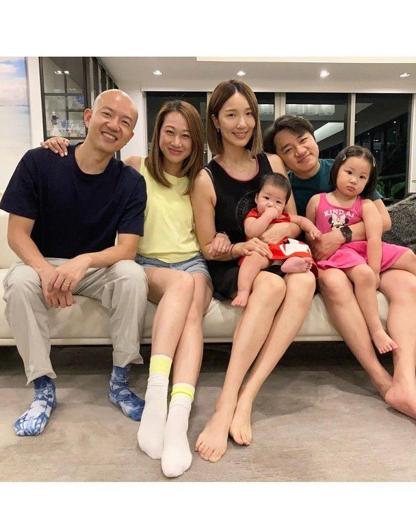 原创王祖蓝晒一家五口合照大女儿与爸爸似复制粘贴俩女儿开心出镜