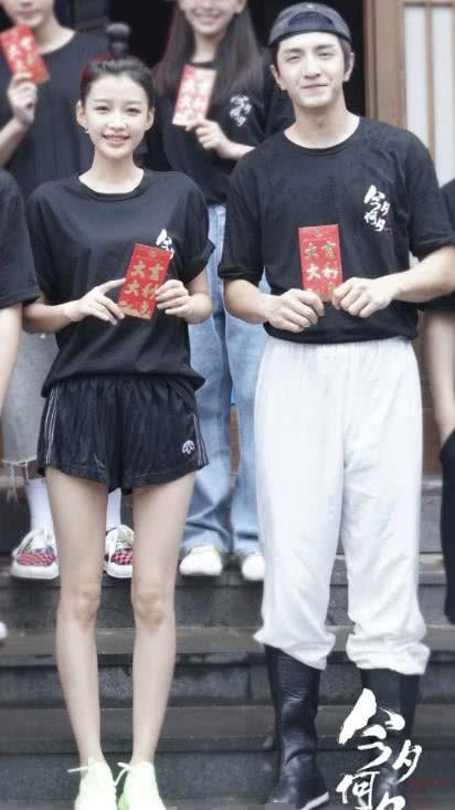 孙怡10cm短裤 果冻鞋穿出"天使腿",跟金瀚同框:想舔屏了_网友_过程