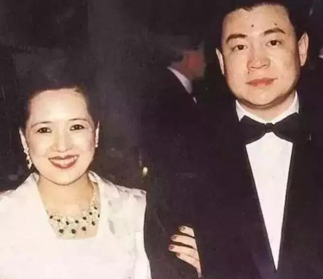 郭美女婚礼曝光,皇冠不及向太钻戒?