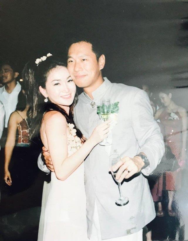 原创温碧霞晒照庆祝结婚周年纪念日与何祖光婚纱照曝光力破婚姻传闻