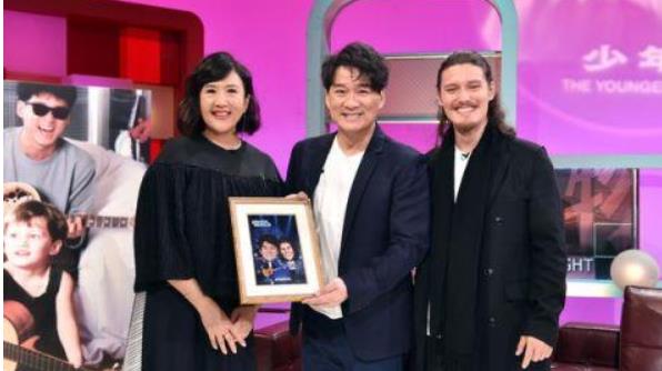 原创周华健为儿子庆生90后儿子长相苍老似兄弟他一口白牙很突出