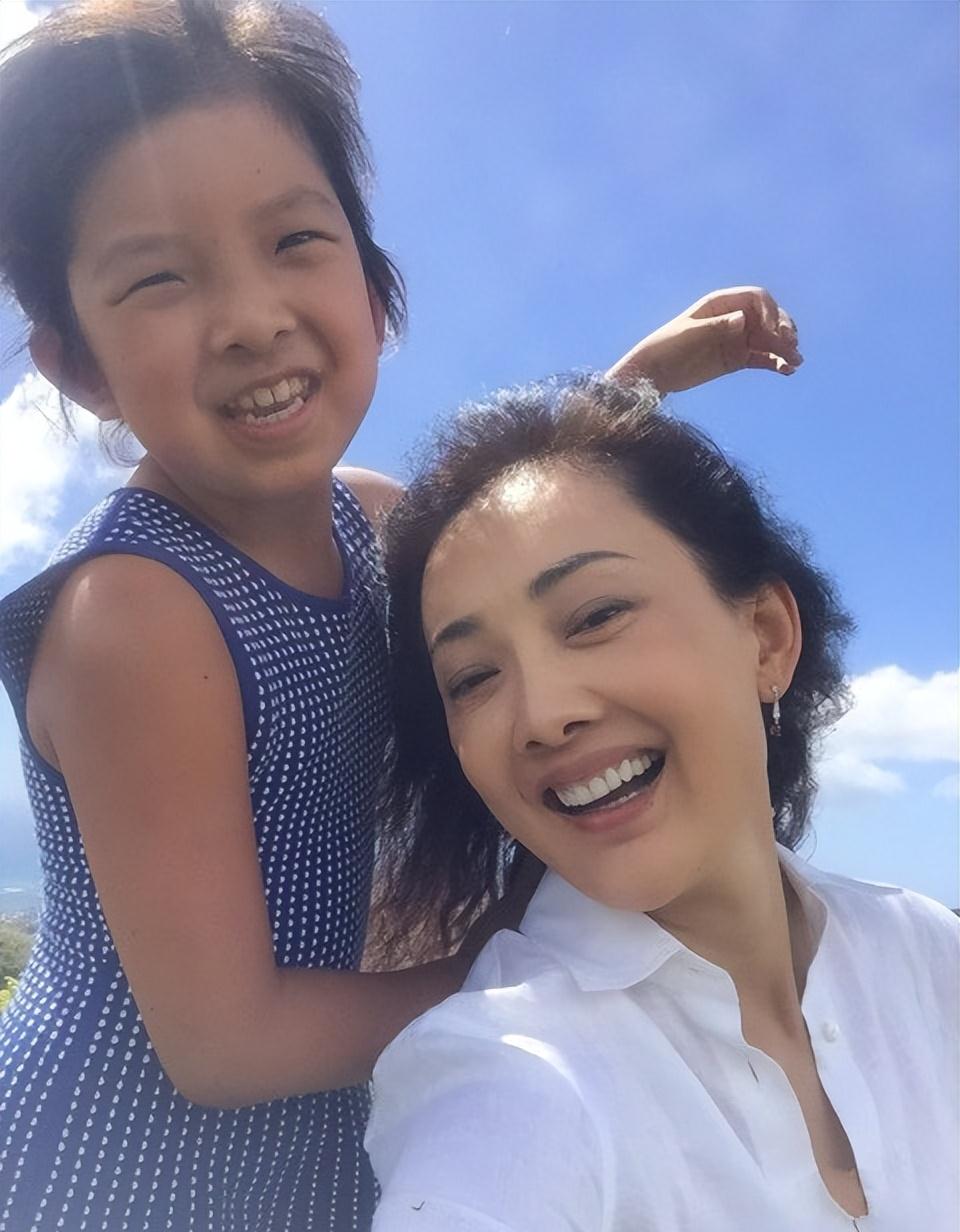 原创牛莉丈夫刘亚东娶演员妻子婚后生下一女一家三口和和美美