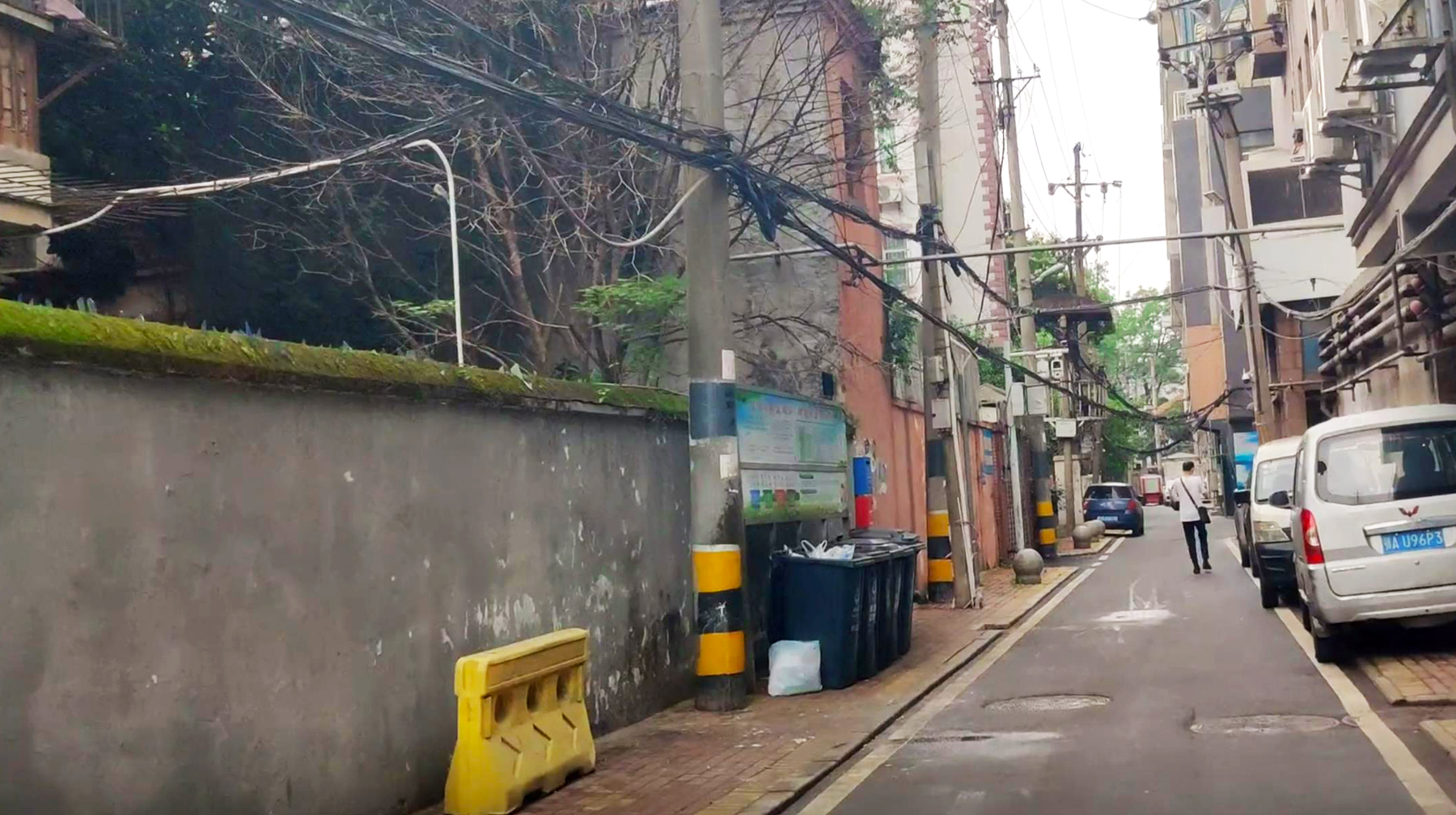 原创在武汉闹市区紫湖村随拍狭窄巷子老旧围墙映衬出斑驳岁月痕迹