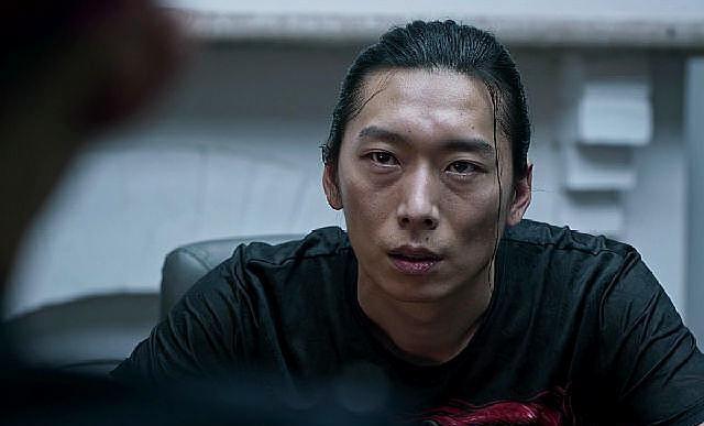 另外,配角中来头不小的还有赵嘉良保镖关欣的扮演者贺勋,她曾经出演过