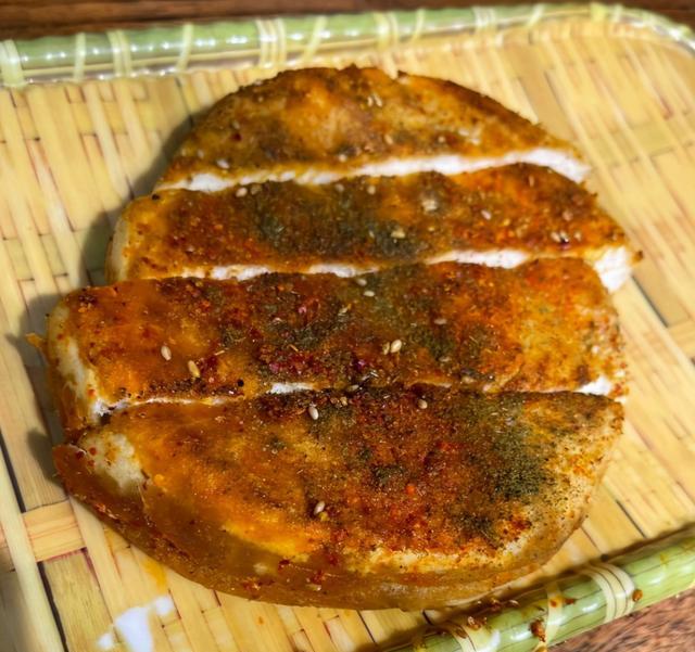 馍的种类比较多,烤馍选择一层一层的白饼,放入油