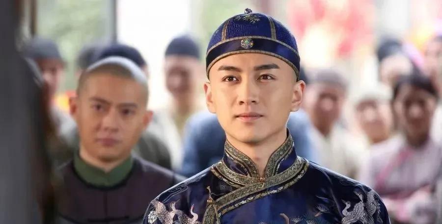 剧中他饰演的沈星移,一举一动一个眼神就把一个
