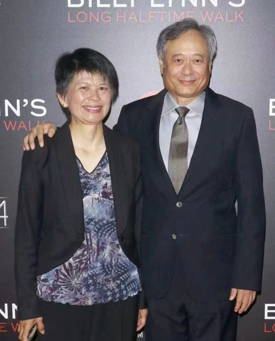 原创李安老婆真是贤惠女人随老公亮相也不化妆女职员打扮像个助理