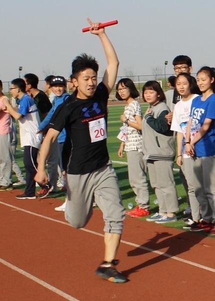 该学校是一所全日制寄宿式高级中学,设在武清最好的南湖景区里面.