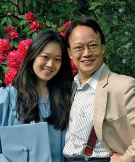 他们也将孩子培养得非常成功,比如知名的作家刘墉,他的教育在国内外有