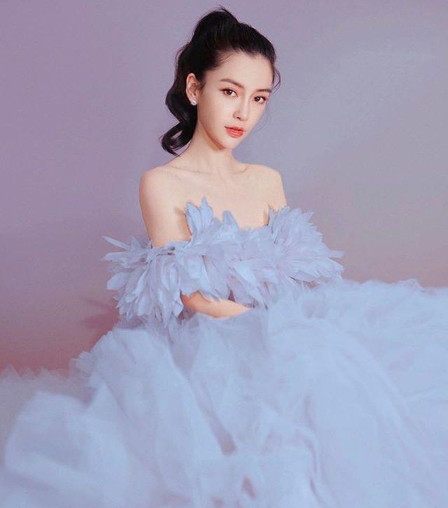 5,羽毛高定礼服4,仙气粉色系高定礼服经典的泡泡袖让baby看起来就是