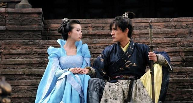刘诗诗的cp起于《剑仙3,在剧中胡歌扮演景天,和当时已经爆红的杨幂