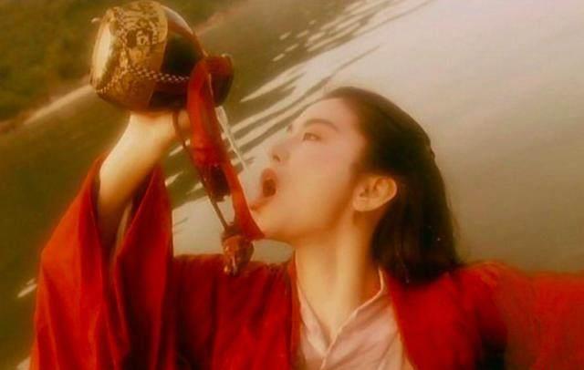 那就是朱茵在《大话西游》的眨眼,林青霞在《东方不败》的喝酒,王祖贤