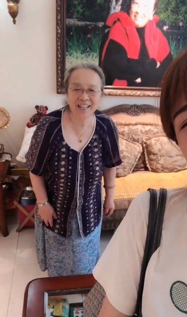 原创83岁的李明启满头银发笑容慈祥不扎人的容嬷嬷有点可爱