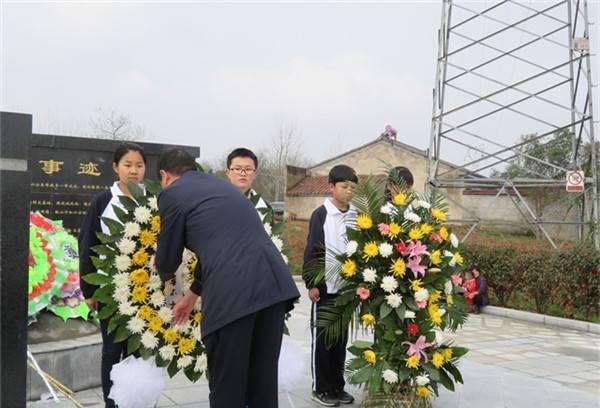 后来,当地政府为缅怀烈士,在汪孝芝墓原有的基础上,为其建立陵园,包括