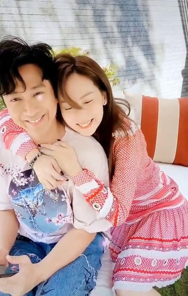 孙耀威当直播网红依旧吸金能力十足 与老婆秀恩爱曝光别墅装修_花园里