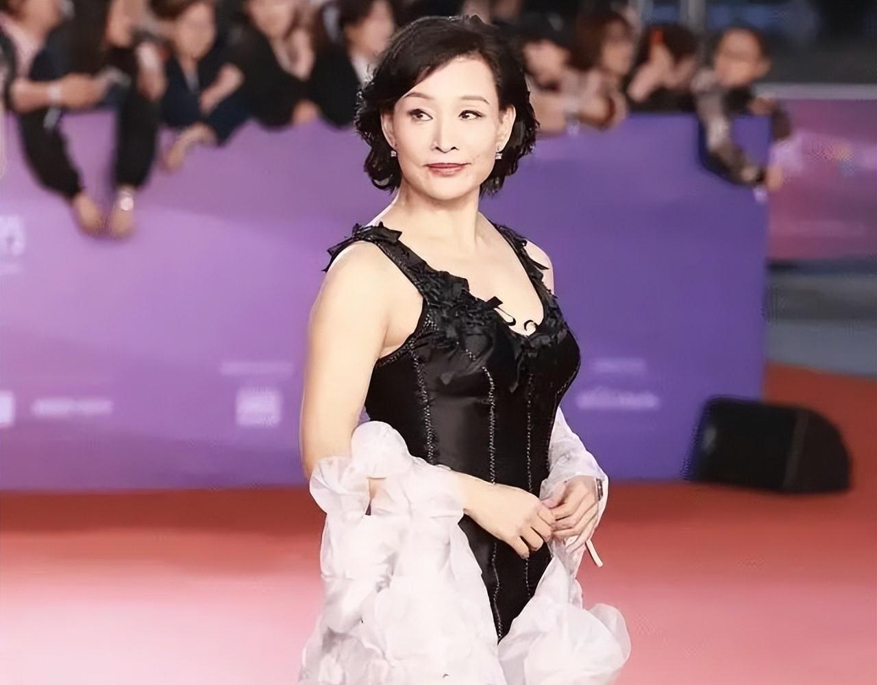 年龄越大越敢露这8位中年女星秀身材有的养眼有的辣眼