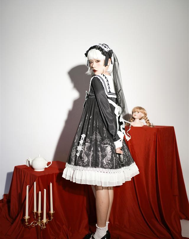 第二种是elegancegothiclolita(哥特风,这种风格如果有看过gothic