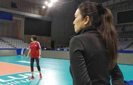 看看这两张照片吧,成龙捧场称赞的影后_训练场_中国女排_形象