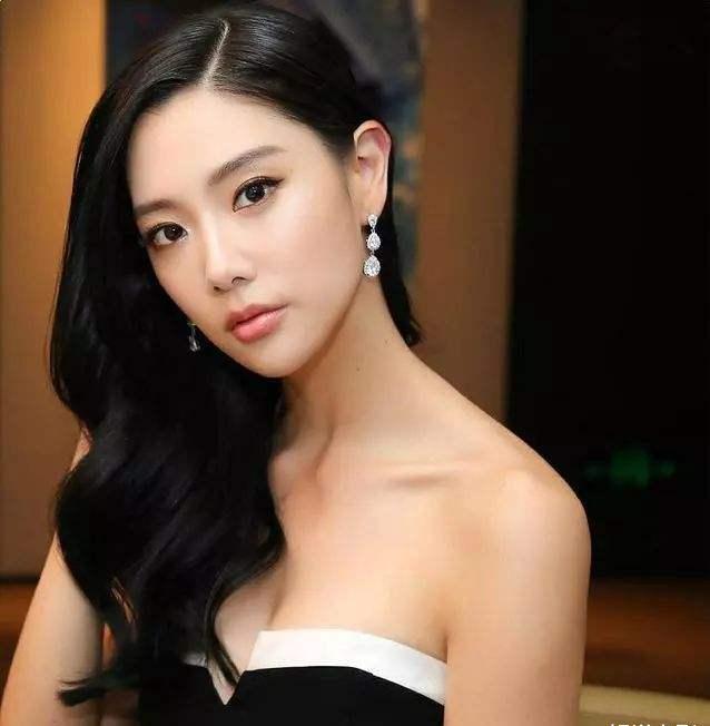 关于性骚扰传闻,媒体还曝光李成敏和李姓老板的对话短信,揭发李成敏
