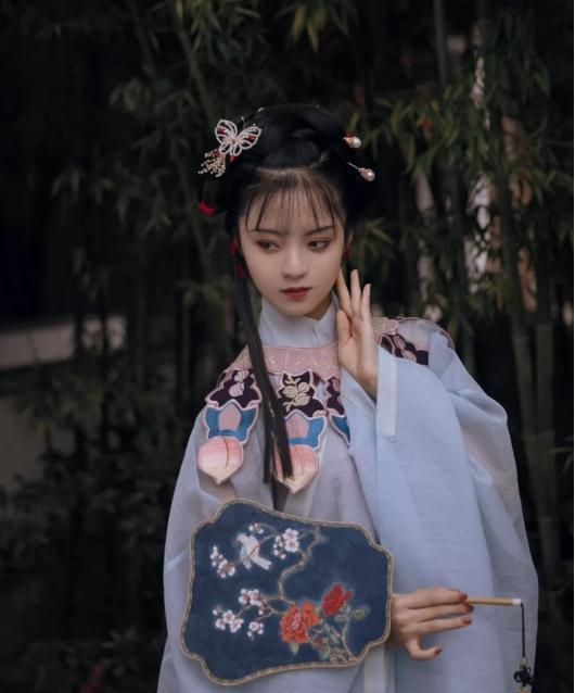 00后汉服模特走红,戏曲与汉服结合,顾盼生辉!四月也太美了吧!