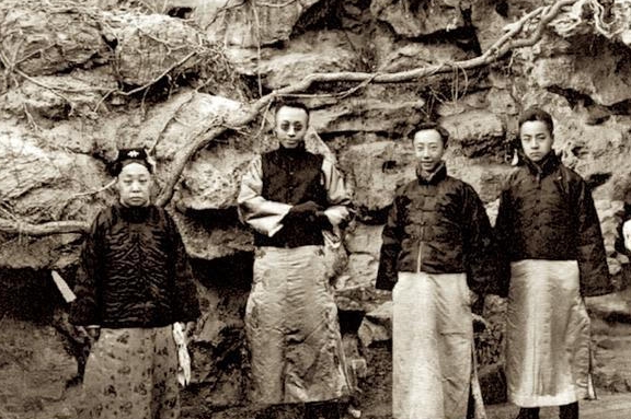 【溥仪和弟弟溥杰(左,润麒(婉容弟弟】从1908年入宫到1924年被赶出