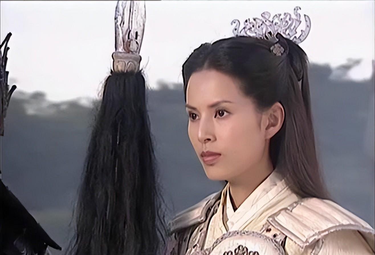 《秋香》陆昭容(化名秋香)2001年,李若彤主演了古装爱情轻喜剧《秋香