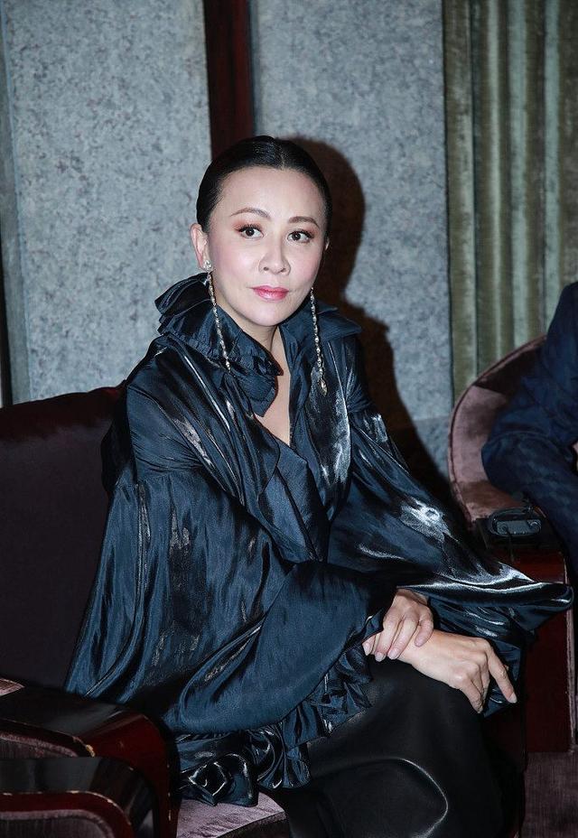 刘嘉玲不论从头发造型还是从穿衣风格上,都能够显示出她强大的女王
