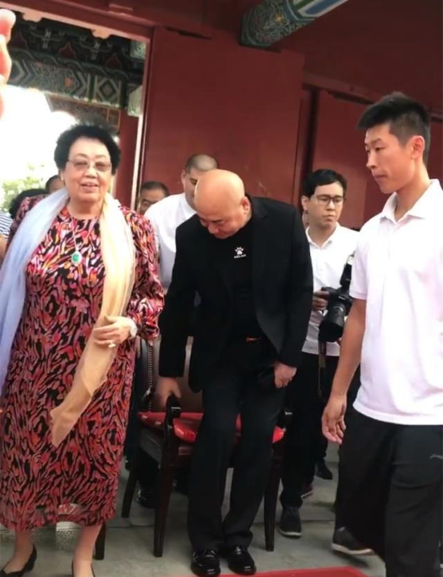 原创67岁迟重瑞合影主动让c位给78岁妻子陈丽华网友像跟班的