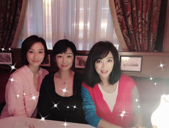 原创米雪晒与妹妹合照一身粉64岁比54岁雪梨年轻妹妹女儿颜值很高