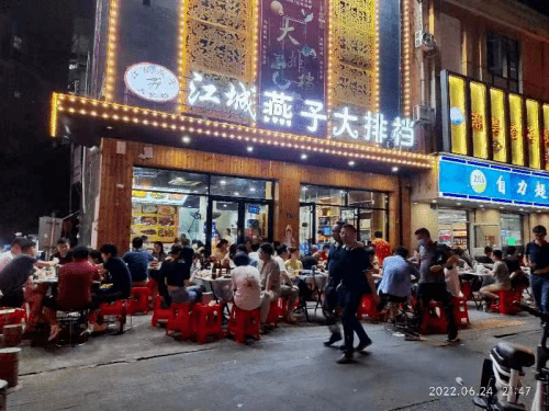 夏日难熬相约江城燕子大排档来一场龙虾配啤酒的畅快盛宴吧