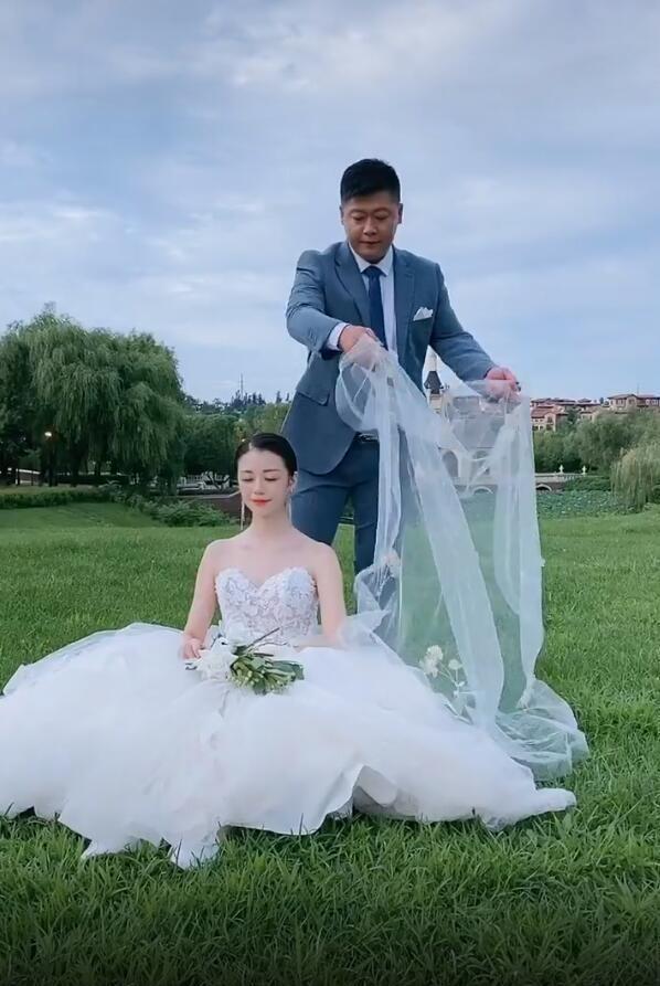 贴心为老婆披头纱,戴头花超暖_贺树峰_杨晨_妻子